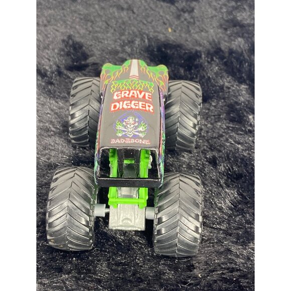 Monster Jam Hot Wheels 1:24 Scale Grave Digger Diecast Truck Play Vehicle - Picture 2 of 6